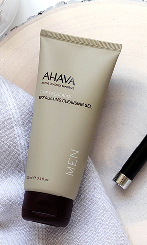 gel exfoliant AHAVA pentru barbati
